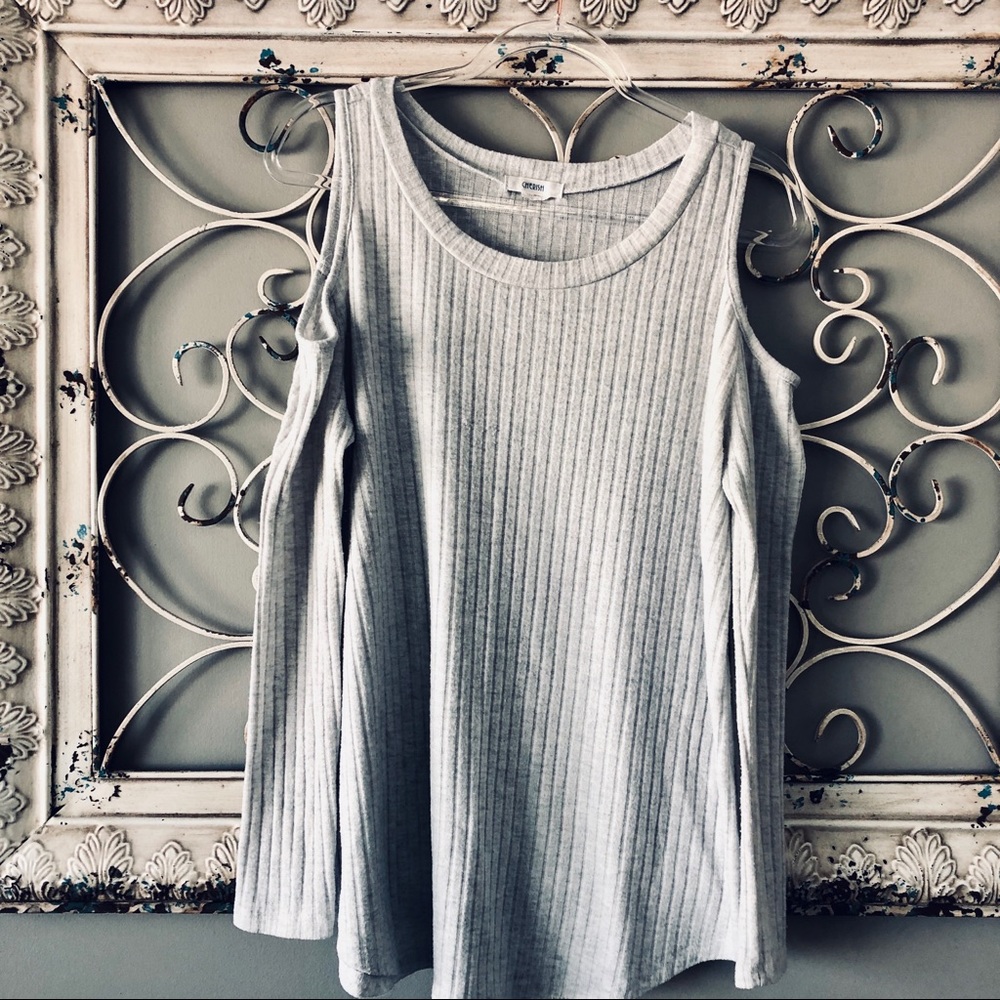 Darling cold shoulder shirt, soft light grey